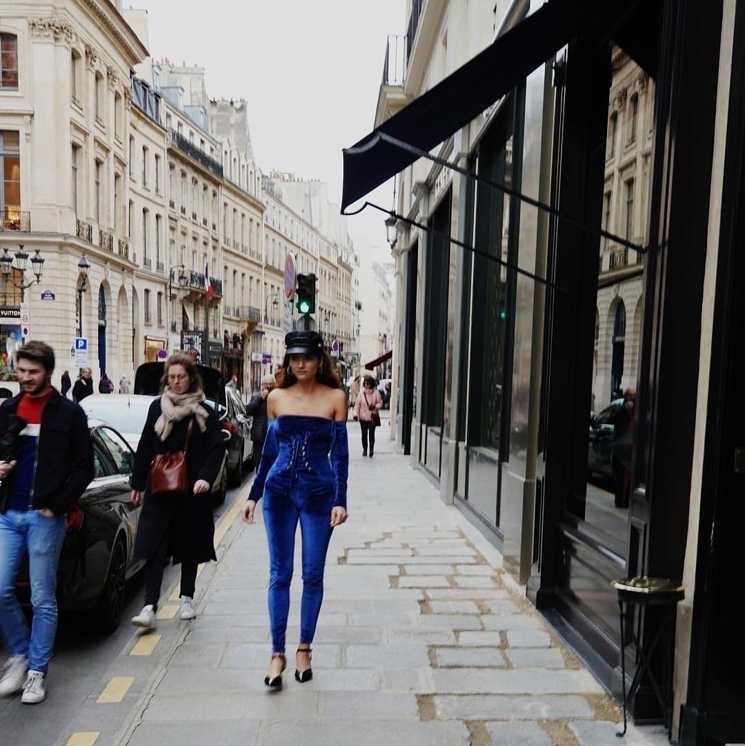 写一段都市丽人漫步在巴黎街头的片段