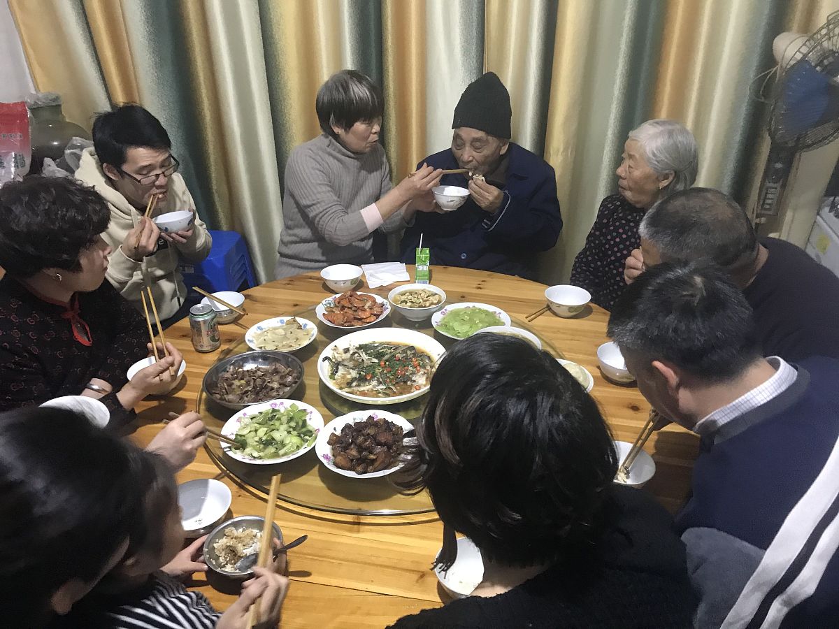 马上国庆了 写一篇文言文 张总回乡邀请大家聚一聚
