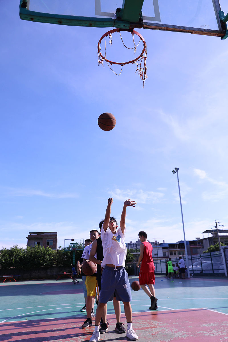 女主叫沫沫她来学校第一天就对男主杨默然一见钟情。阳光洒到杨默然的身上他打篮球的样子真帅