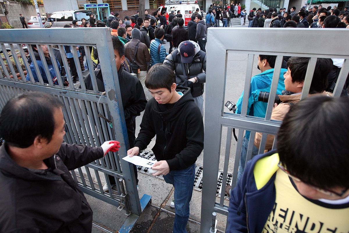 2009年11月12日,韩国首尔,韩国学生参加"2010大学入学考试".当日,约67
