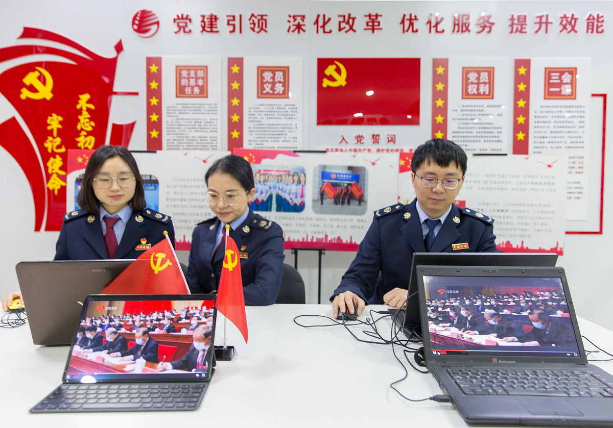 请在管理学院管理科学与工程系党支部中期建设报告中以一个阵地和四个工程为句式开头提炼标题展示党支部的建设进展情况