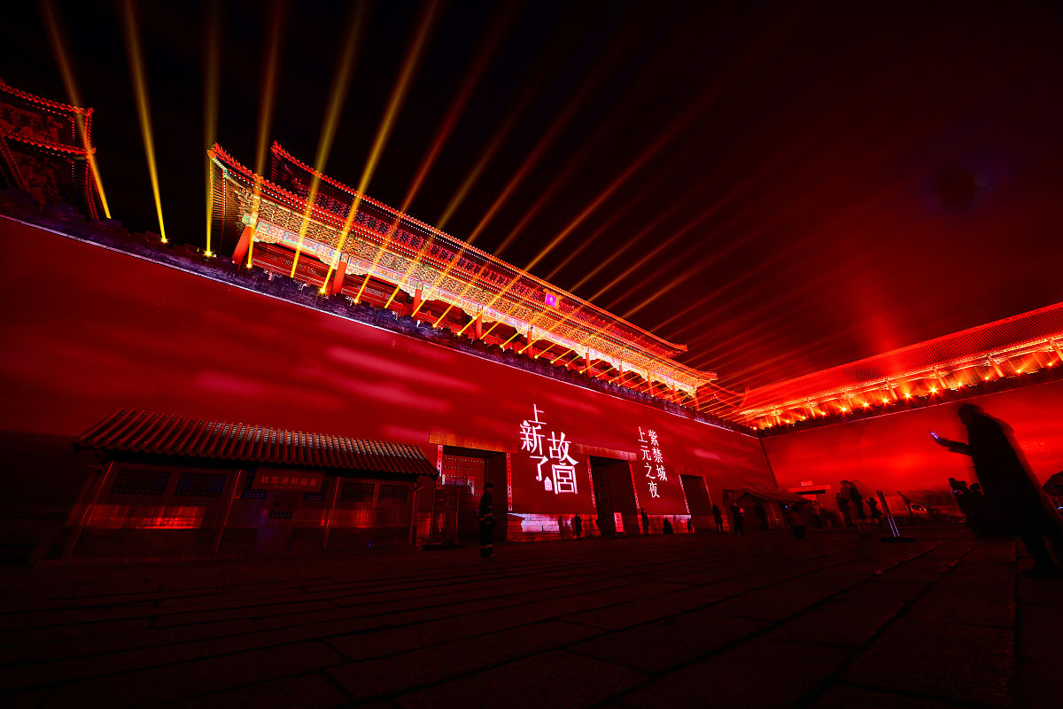 2019年2月19日,北京,故宫殿顶高清投影出"清明上河图",以创意互动的方