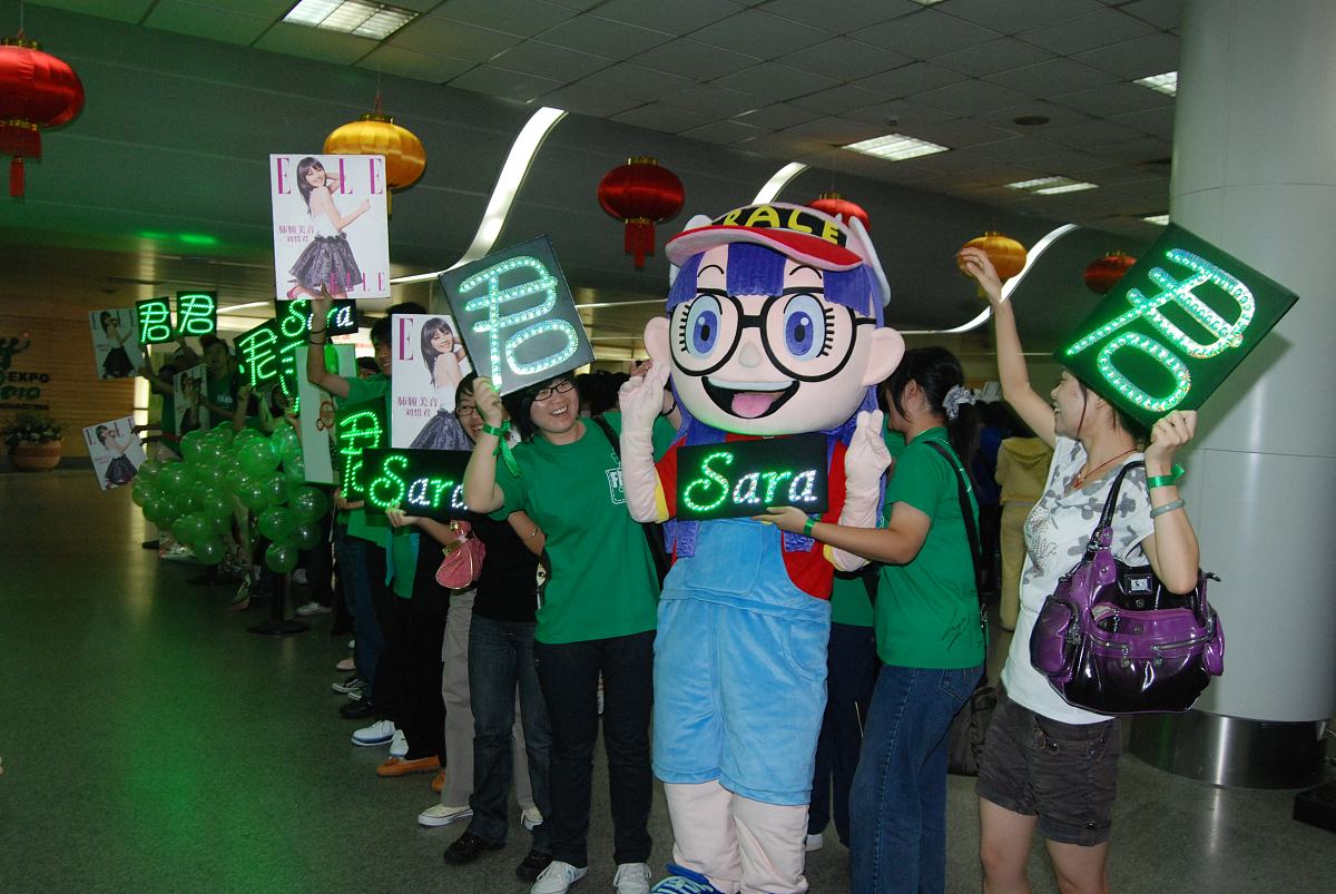 2009年10月6日,上海,快乐女生十强抵达机场.+++_+++快乐女声,快女,十