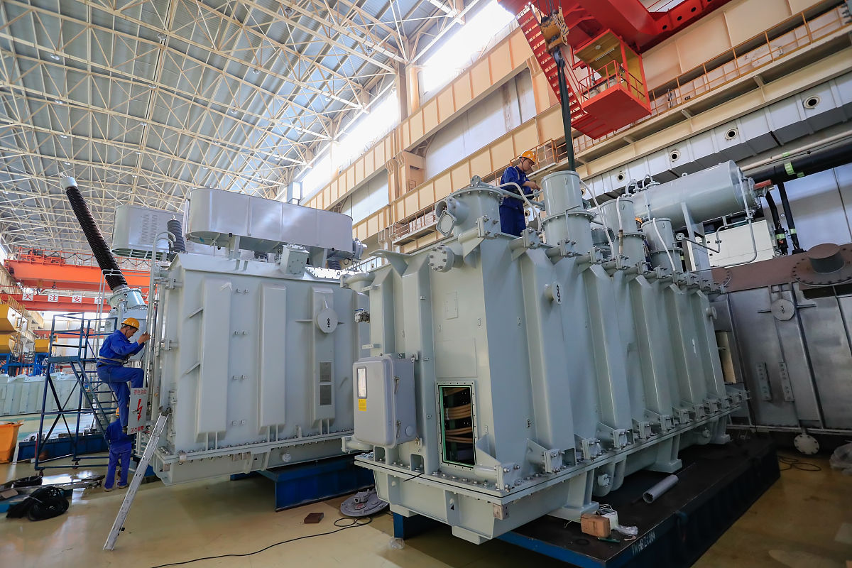 把这句话的意思换一种方式表达出来并不改变原来的意思为了提高厂用电源的运行可靠性目前国内600MW机组的厂用高压工作电源采用了两台较小相同容量的分裂变压器并列运行的方式。通过这种方式可以降低厂用电系统的短路电流水平以及每个低压绕组出口断路器的额定电流从而提高整个系统的可靠性。另外由于厂用高压工作变压器引至发电机出口而机端电压又十分稳定因此可采用无载调压的方式进行操作从而使得接线组别选用d、yn1、y