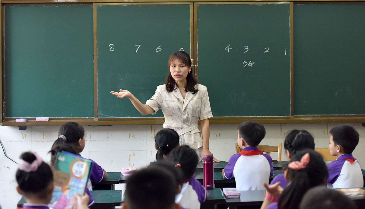 1-3年级交通安全主题班会教案：趣味互动，守护安全出行