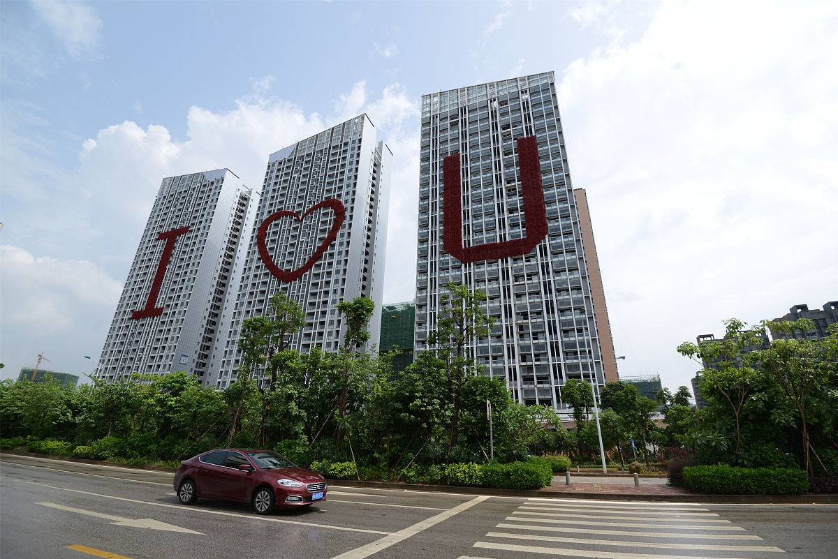 2014年8月7日,广西南宁市,一栋新建的商品大楼惊现巨型"i❤u",