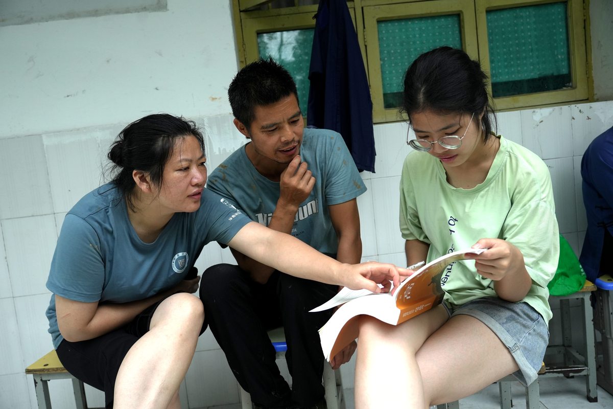 大学生实践活动回访母校探望恩师