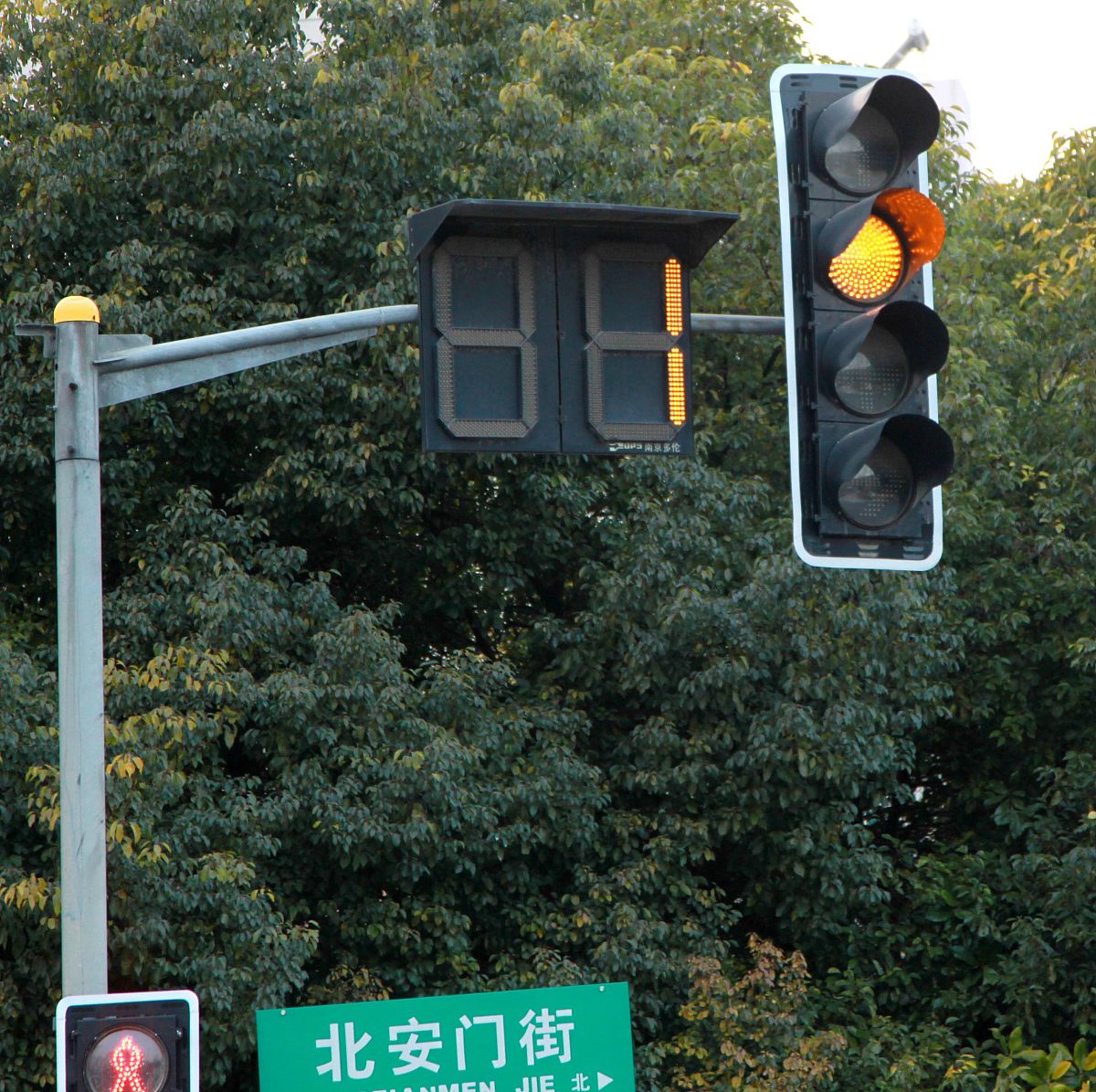 清晰表述这一段要求条理清晰且框架改成模式几如图几所示然后介绍功能共5种模式其演示结果如下：如图5-3所示当开关打开后实现南北方向各20秒的计时为模式0、模式1下进行通行时间的调整如图5-4所示南北同行时间由原本的20秒增加到25秒功能实现、如图5-5所示模式2为东西方向的通行南北方向为禁止通行、如图5-6所示模式3为南北方向的通行东西方向为禁止通行、如图5-7所示为模式4各个方向均为每05秒间隔闪