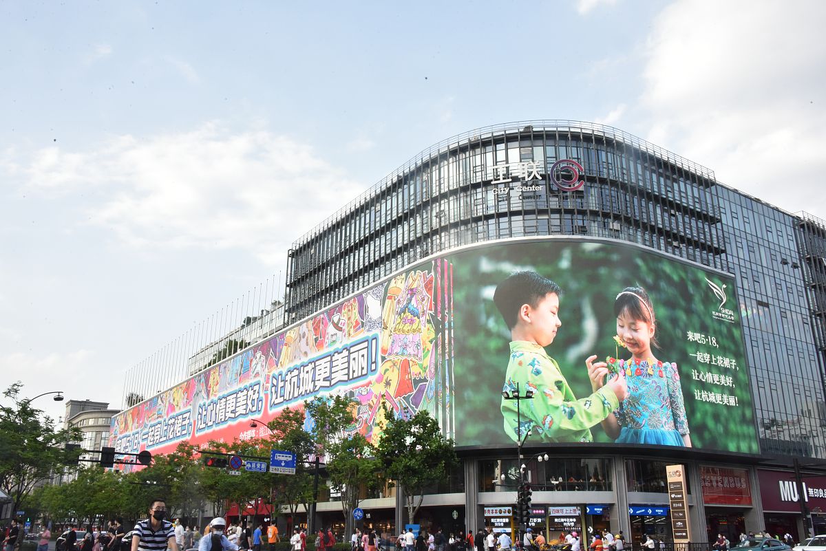 2020年5月18日,杭州,一条条缤纷美丽的花裙子铺满了"亚洲第一屏"西湖