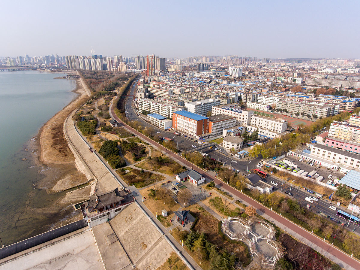 2019年12月31日,河南洛阳,航拍洛河. 老城区滨河北路柳林南街附近城区