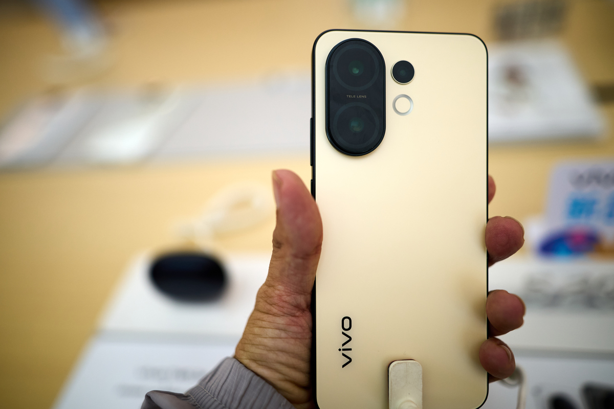 以美国有苹果中国有平底锅开头的广告词内容是十年后的超强手机搭载骁龙8848处理器有2022个摄像头1031个屏幕李若曦是产品代言人开机展示郭文涛被平底锅砸中的图片