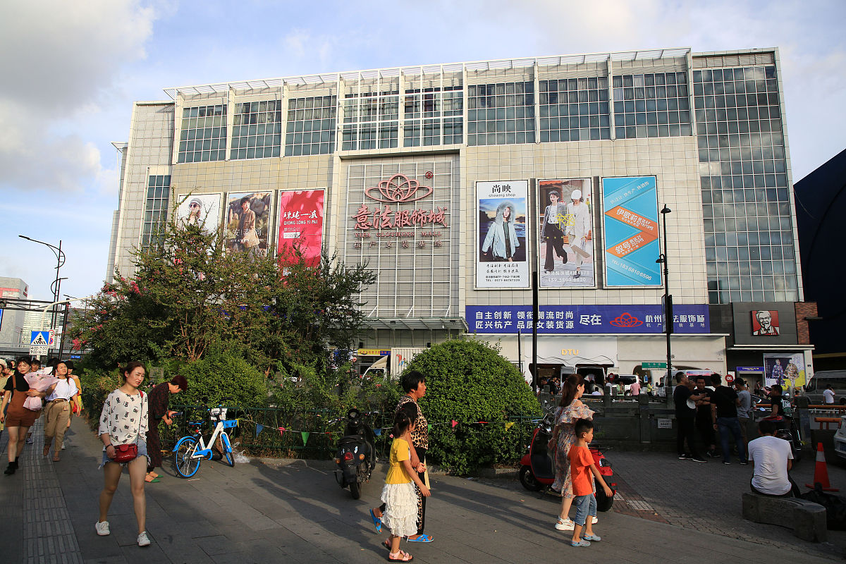 2019年8月8日,杭州,四季青服装批发市场.