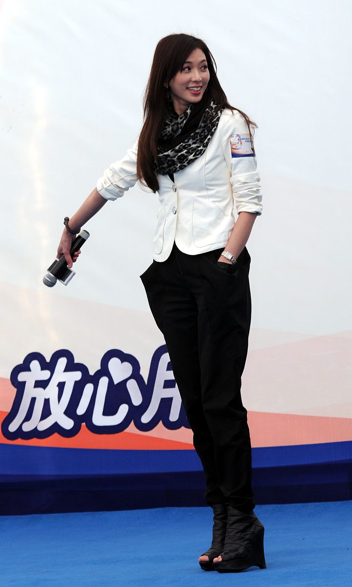 2011年1月15日,林志玲一早来到上海西郊百联购物中心露天广场,为代言