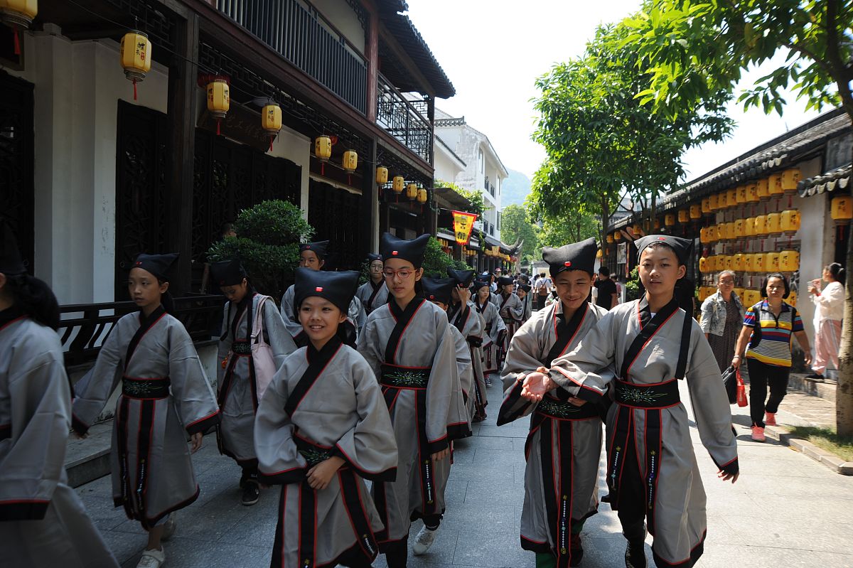 9月28日孔子诞辰日,百名学童身穿汉服,在广东清远英德浈阳峡醴泉古街