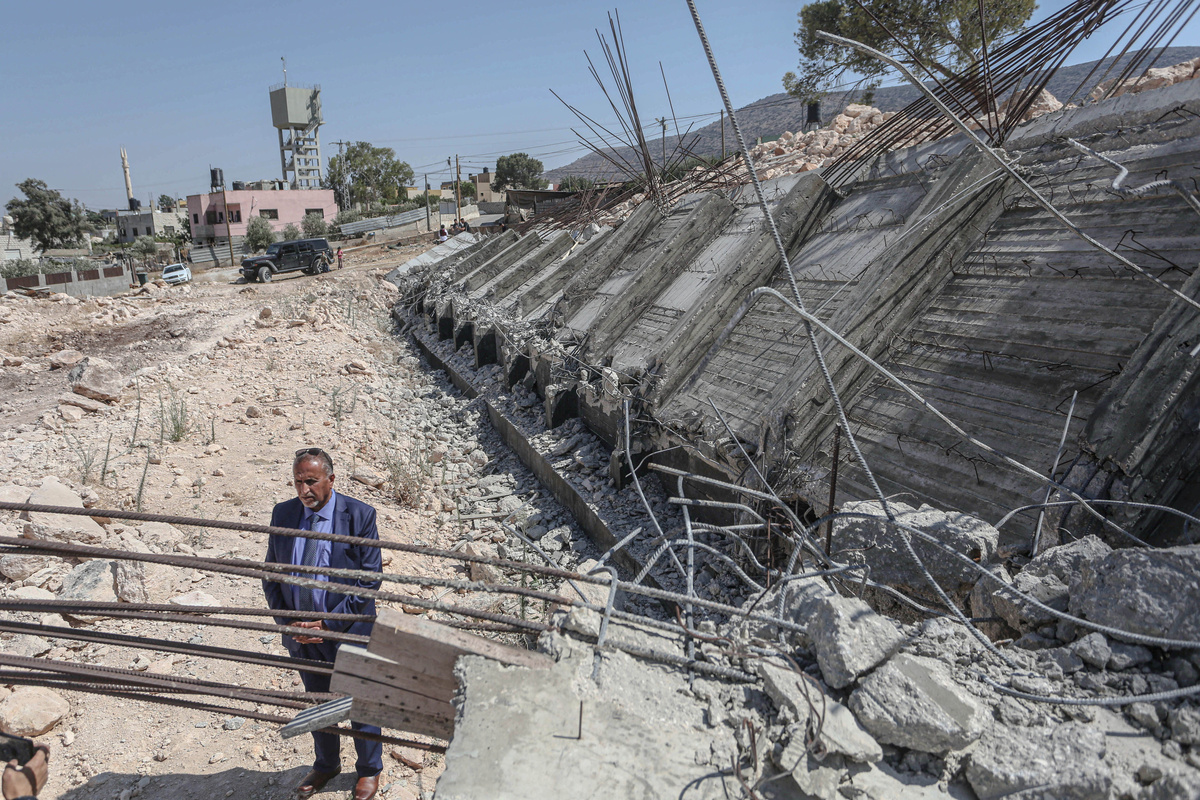 高碾压混凝土拱坝裂缝处理：从监测评估到解决方案