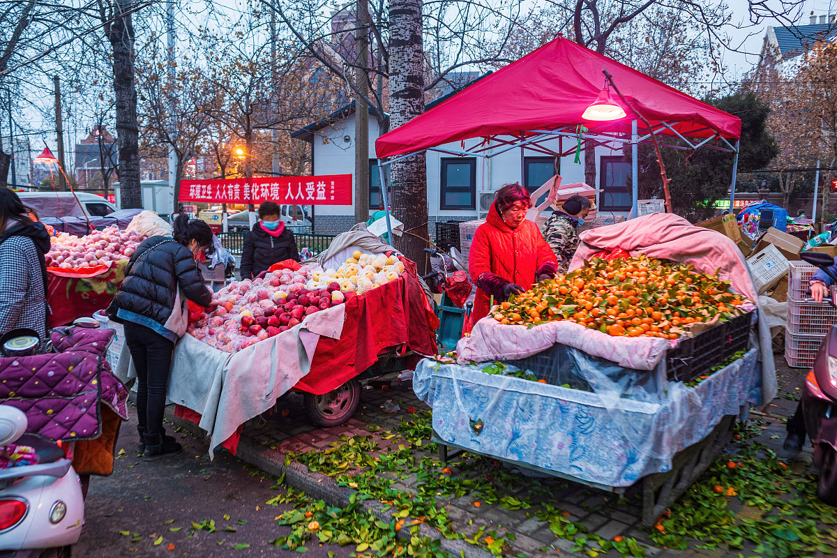 2022年1月27日傍晚时分,郑州的一家农贸市场,采购年货的市民络绎不绝.