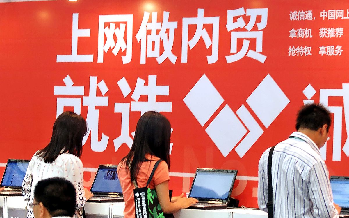 学校拉赞助线上短视频方式