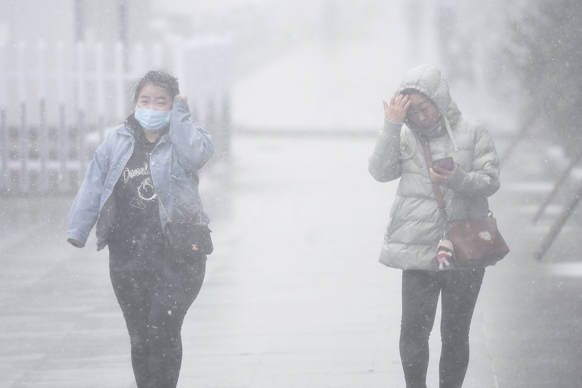 用忧愁的语气和散文的手法重新编辑以下内容今年的清明节前后不论是超级计算机还是中央气象台的预测都显示中东部地区将会受到较强的冷空气活动的影响导致气温骤降。