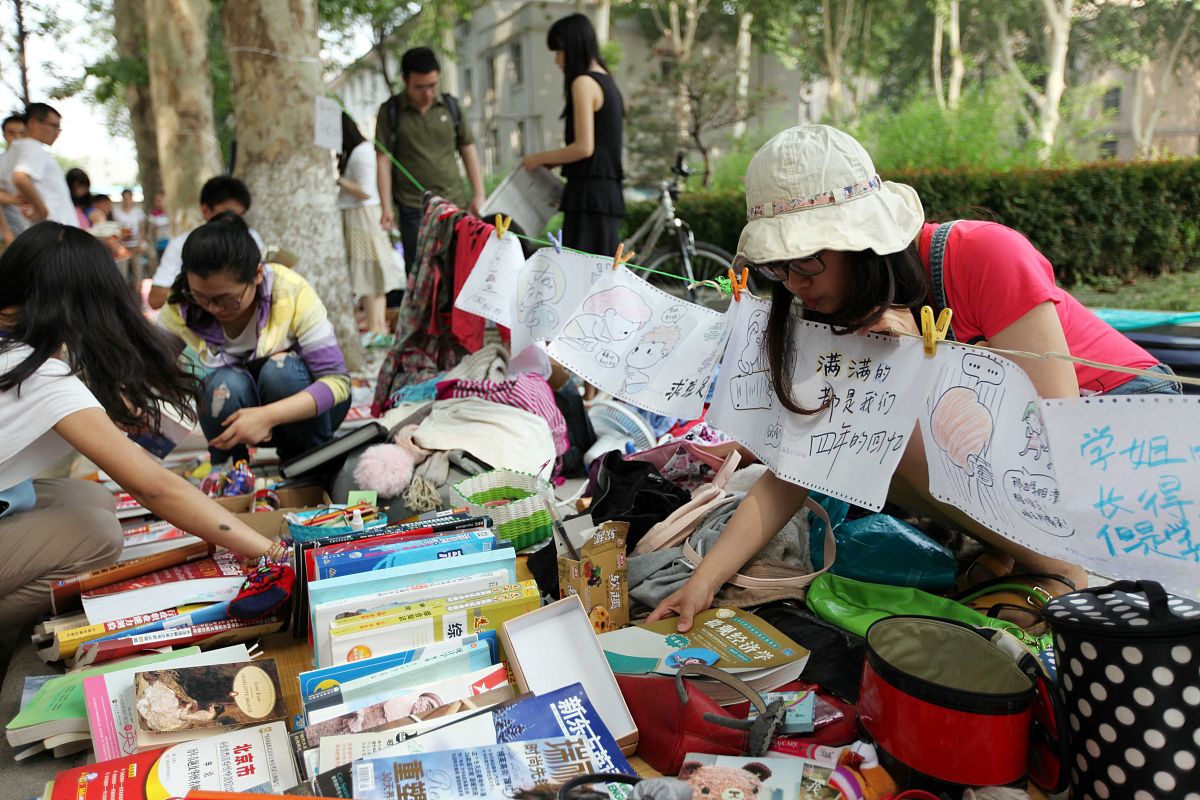 你好您好！有什么可以帮到您呢？学校公园门口摆摊卖什么好夏天晚上临时摆摊