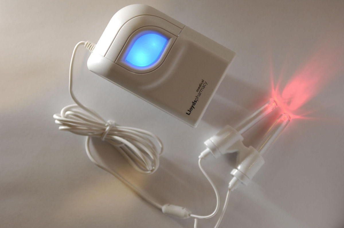 通过故事的手法来推荐产品led红蓝光美容仪创造一个产品研发的故事让人信服重点在于研发故事背景的设定要吸引人而不是产品效果的展示或简单的对比中文简要作答请描述大概思路