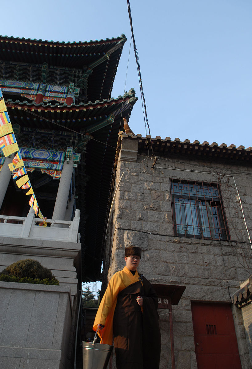 一个僧侣在寺庙间