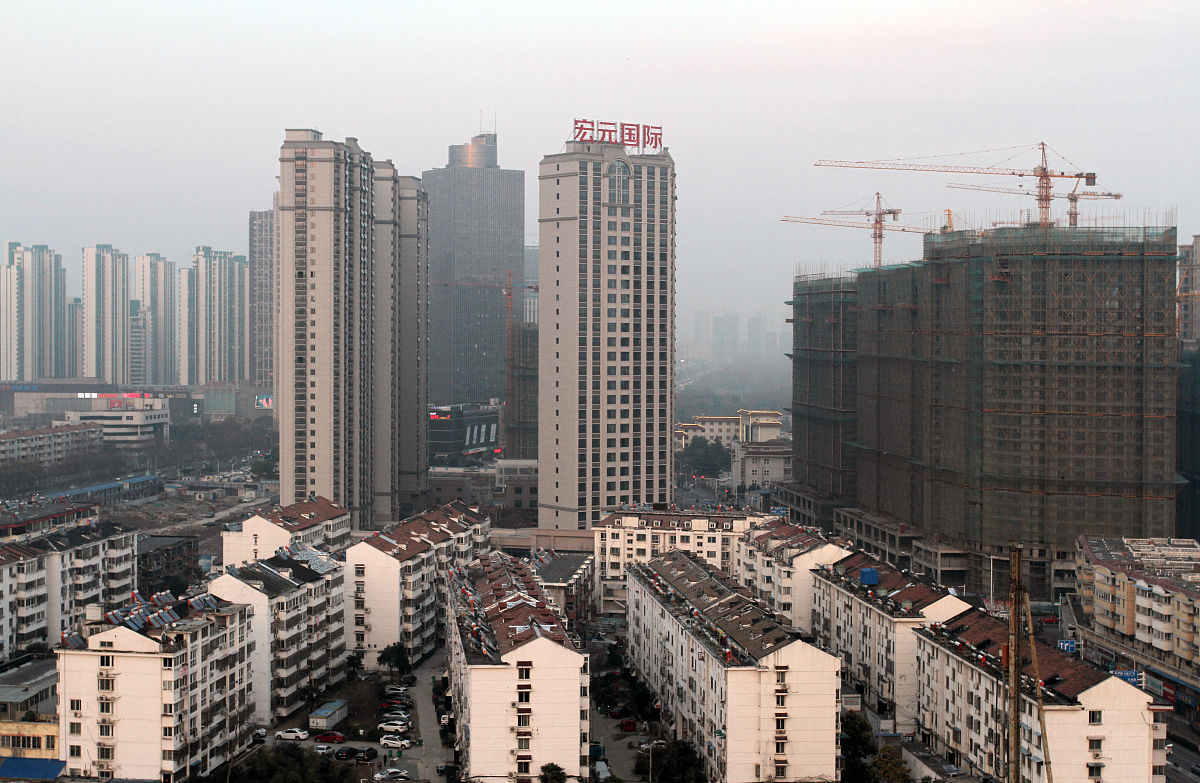 梳理一下内容：沛县香颂雅苑北门对过华联商住楼旧房改造动工前不仅没有给商户任何动工通知而且搭了施工的架子迟迟不动工严重影响该栋楼的生意联系相关部门相互踢皮球没有任何实质性回复这个架子搭的对周边商户影响巨大损失惨重过往路人也都感觉不方便多个孩子被搭的施工架子绊倒多次找寻该施工单位无果所以想向你求助有录音有视频该工程负责人明确表示工程进度暂停商户要求暂时拆除施工架子被拒该负责人大放厥词说搭设施工架子对商