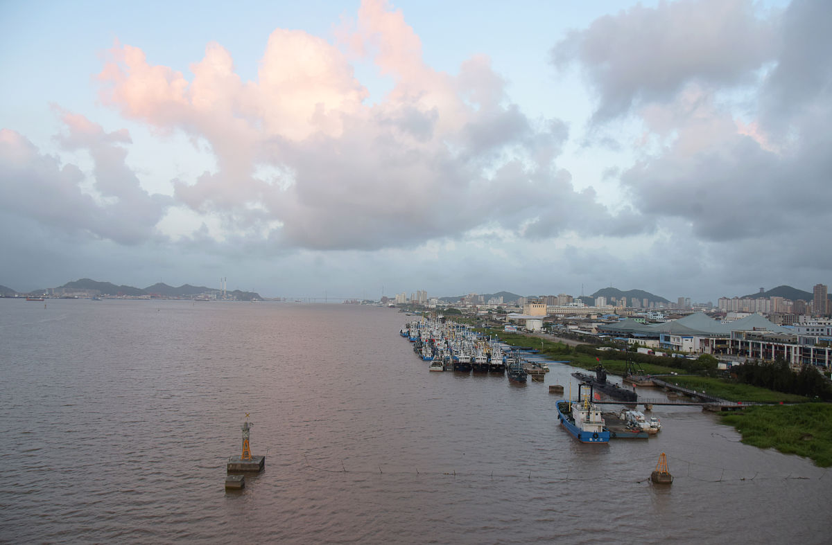 2021年7月20日,浙江省台州市椒江区椒江一桥附近海义码头,五十余艘船