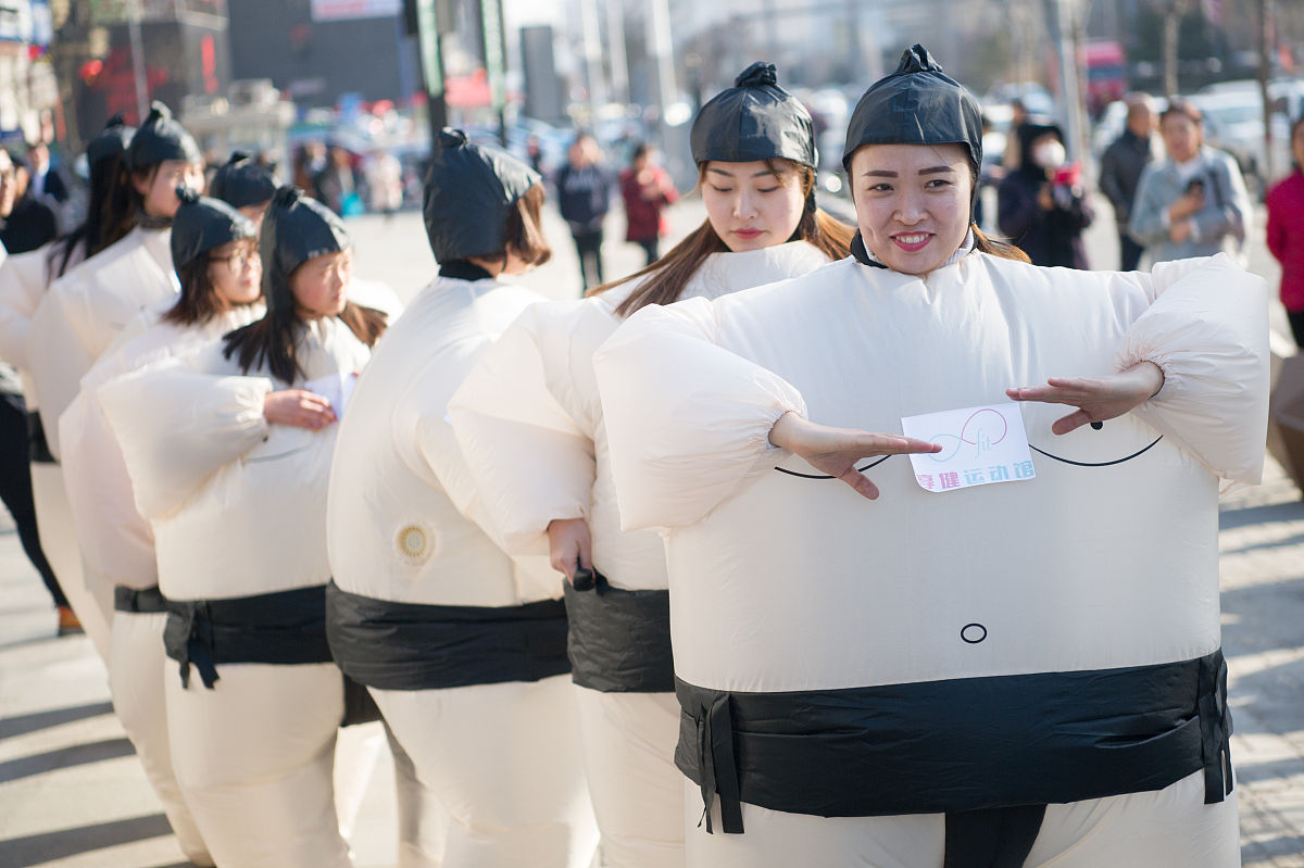 2018年3月8日,太原街头上演一场"女神相扑跑",吸引众多女士报名参加.