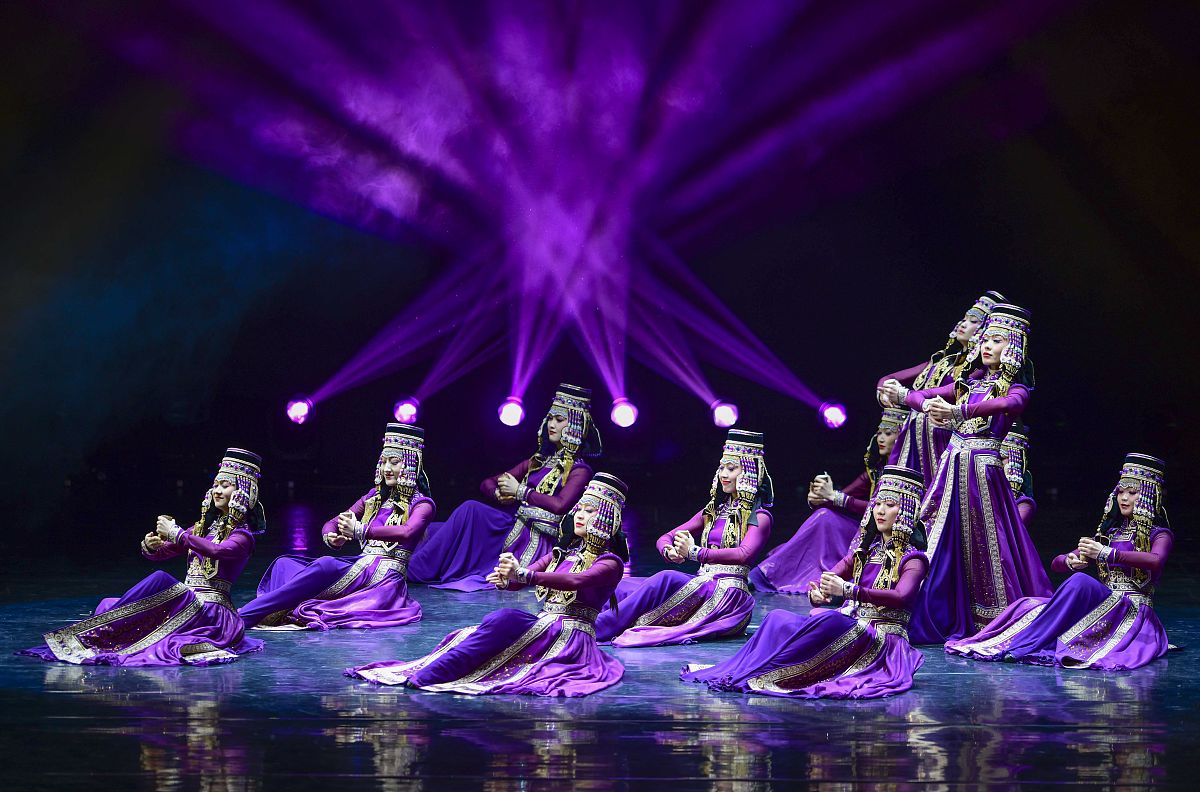 蒙古族舞蹈《盅碗舞》艺术风格分析 - 探寻民族文化魅力