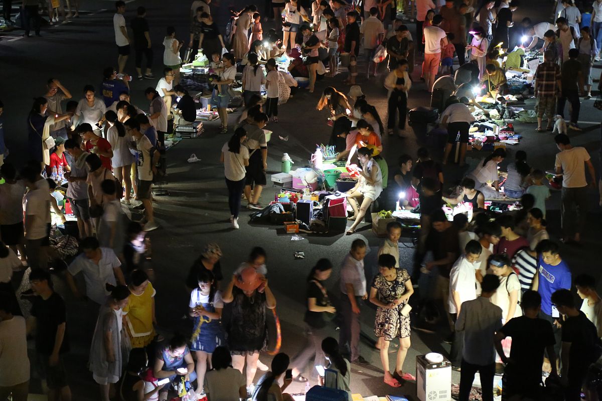 2018年6月27日,郑州大学校园内,大四毕业生在离校前办起了"跳蚤市场",