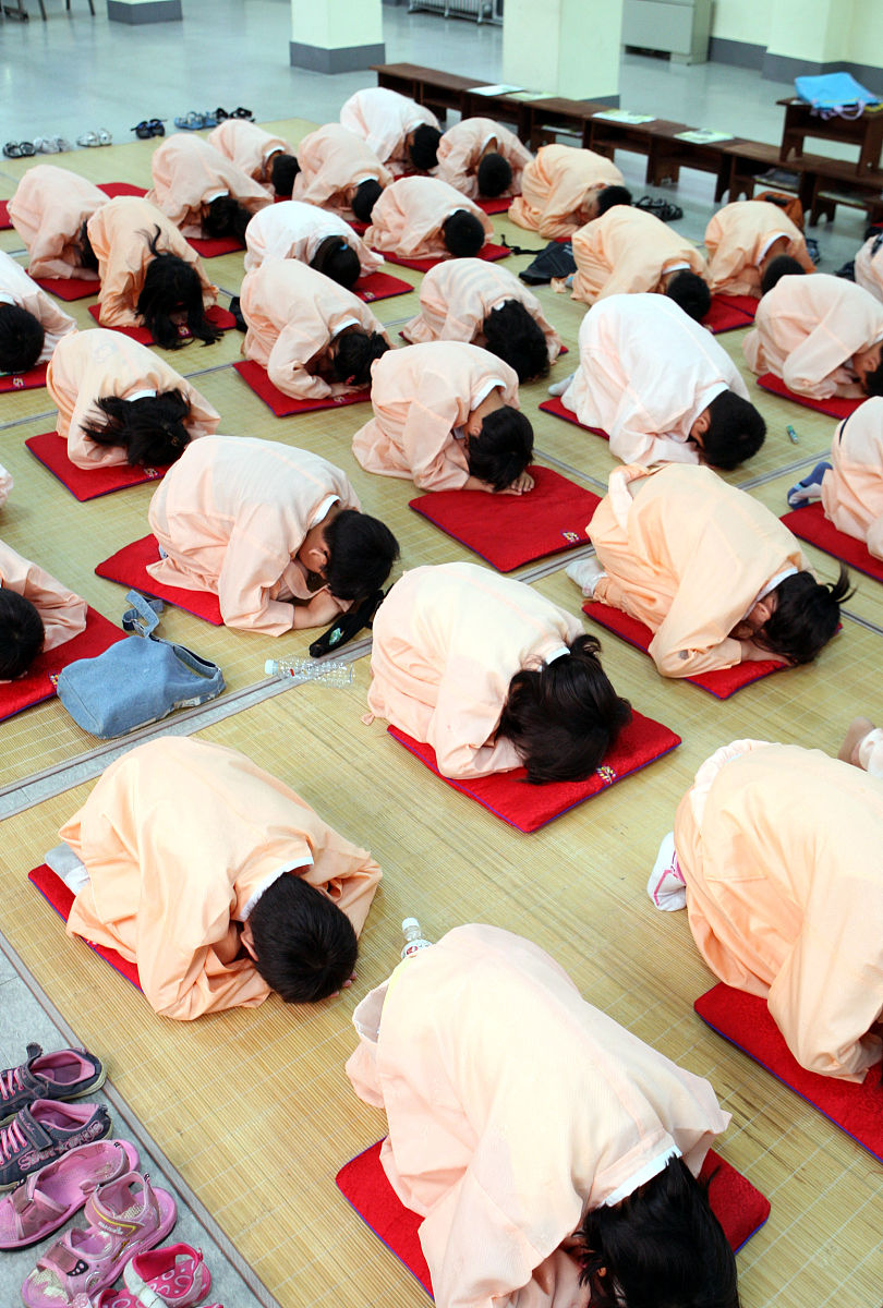 凶礼的传承在现代社会中面临着很多困境。首先凶礼具有比较繁琐的步骤和内容传承需要一定的时间和精力很多年轻人已经没有足够的时间和精力来进行传承。其次凶礼的传承需要一定的经济支持而很多传承者并没有足够的经济能力来支持传承工作。最后由于现代社会的文化多元化很多人已经不再重视凶礼这种传统文化。请写一篇文章讲述