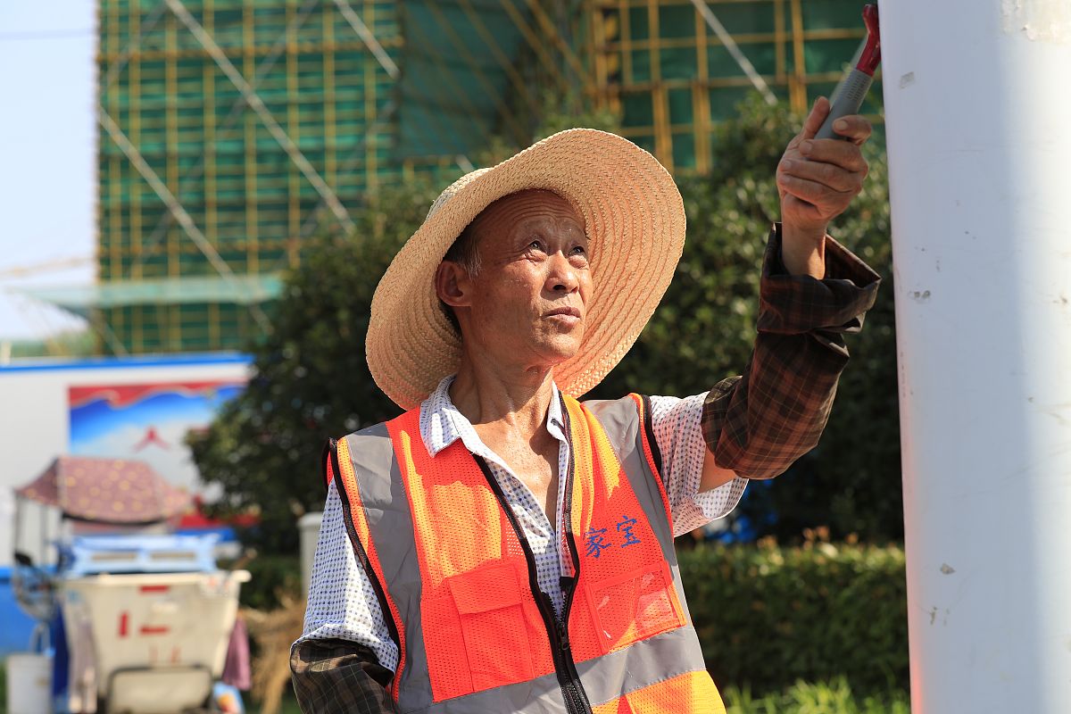 在对学生进行劳动教育过程中提出美的劳动让教师引导学生发现劳动的美这种美的劳动包括人物的、人情的、事物的、事理的、环境的、场境的请从以上几方面阐释各自美在何处？