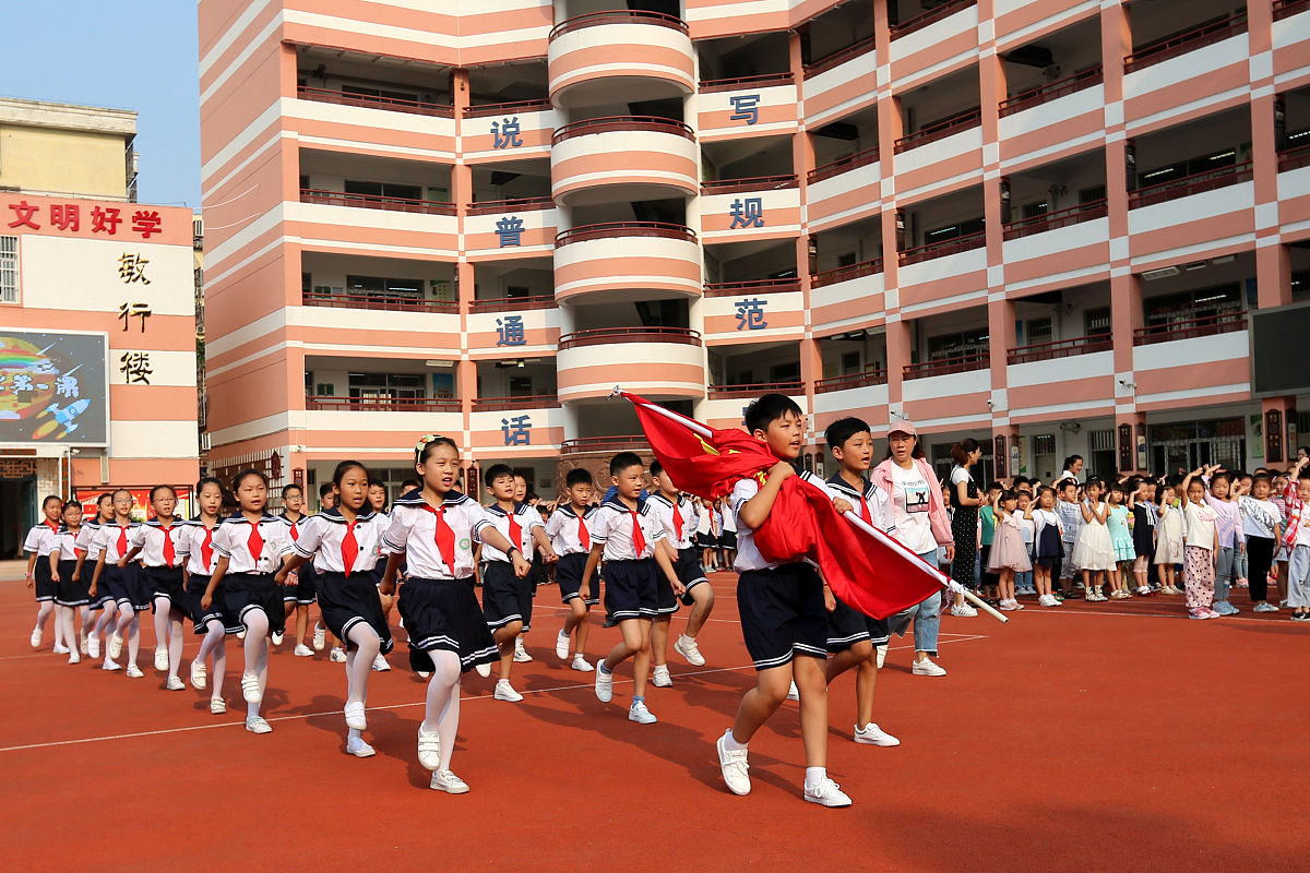 2019年9月2日,安徽省淮北市第三实验小学国旗护卫队员迈着整齐的步伐