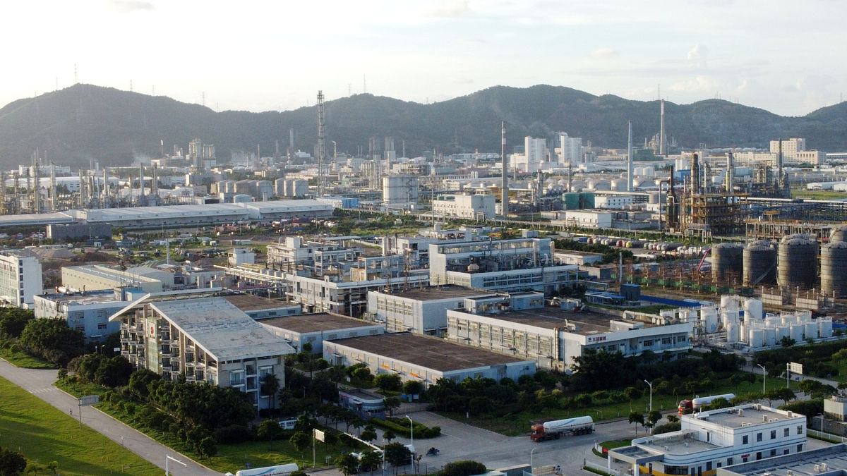 请结合攀枝花东区高新技术产业园区的具体情况论述攀枝花东区高新技术产业园区新型工业化与信息化深度融合的路径