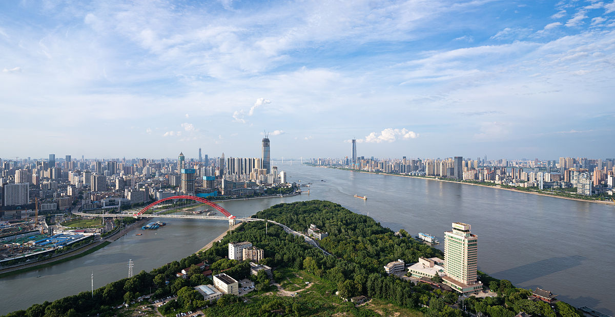 2020年6月16日,武汉,蓝天白云下的美景.