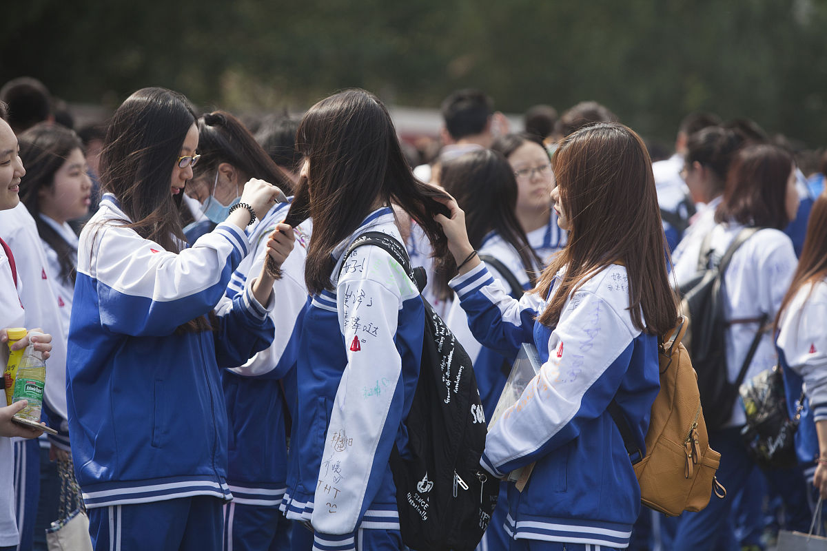 请根据以下关键字完成一篇三百字的随笔 ：男主人公宁致女主人公南初故事背景女主和男主是中学同学女主喜欢男主