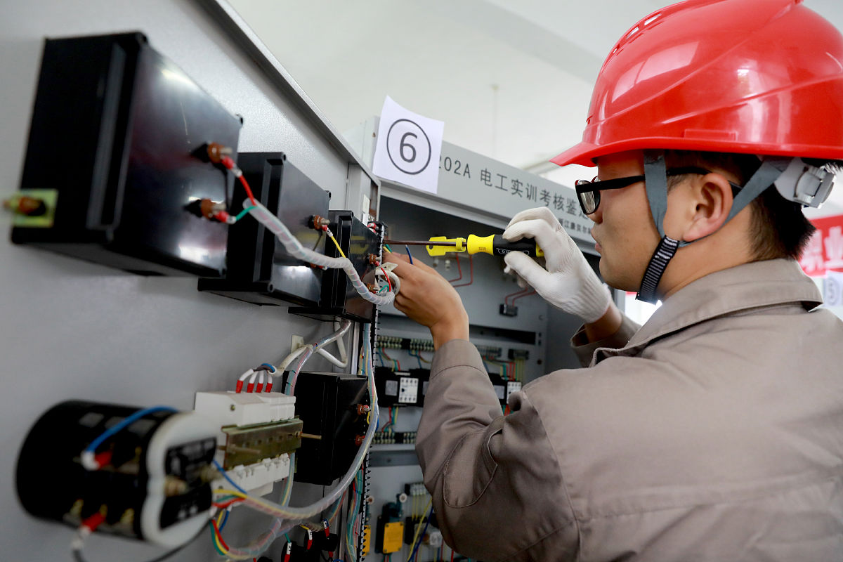 请围绕电力维修对论文题目进行拟题