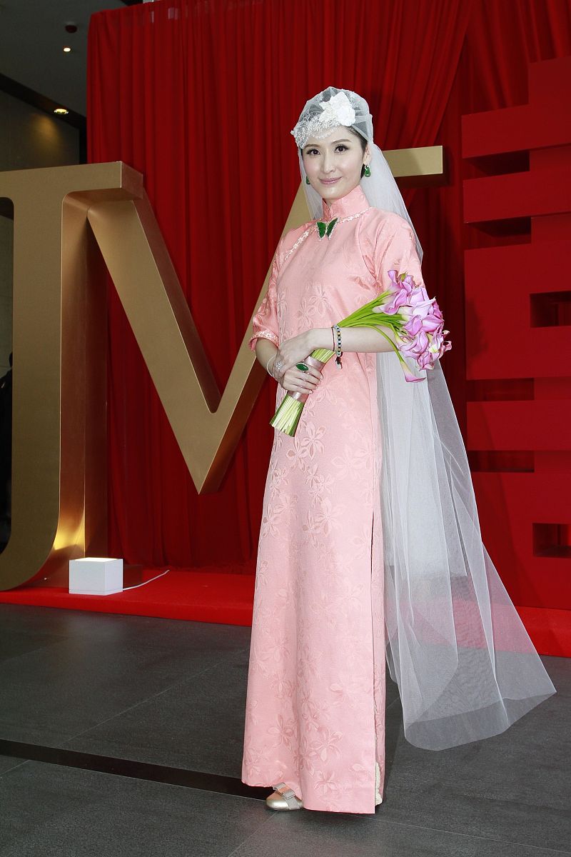 2011年10月22日,香港,美女主播陈贝儿下嫁m先生(贝儿对准夫婿的称呼).