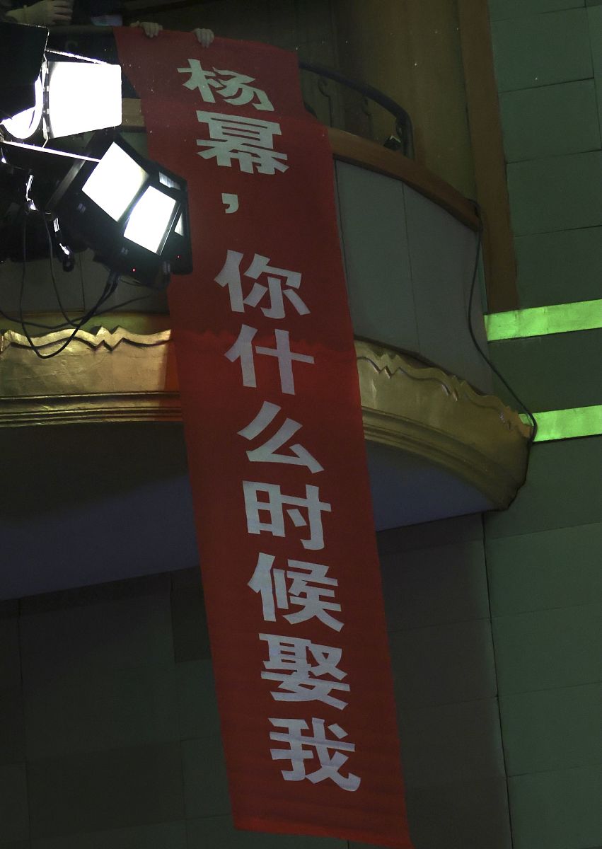 <strong>2</strong>021年2月25日,上海,杨幂现身《刺杀小说家》路演.