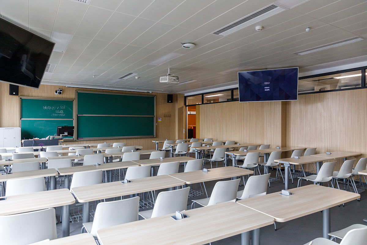 教室投影仪最佳距离：教师讲台到幕布的最佳距离是多少？