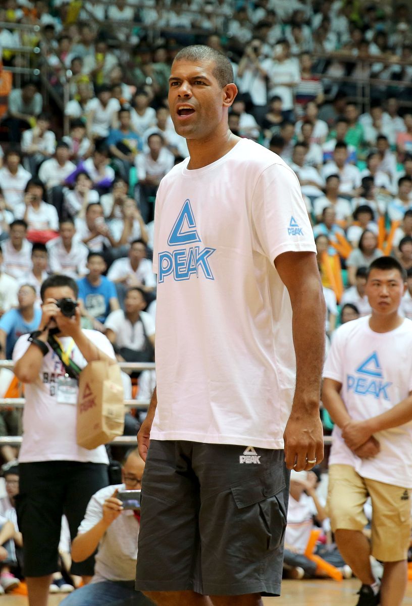 2014年8月28日,福建泉州,巴蒂尔中国行抵达福建,受球迷热捧现场秀书法