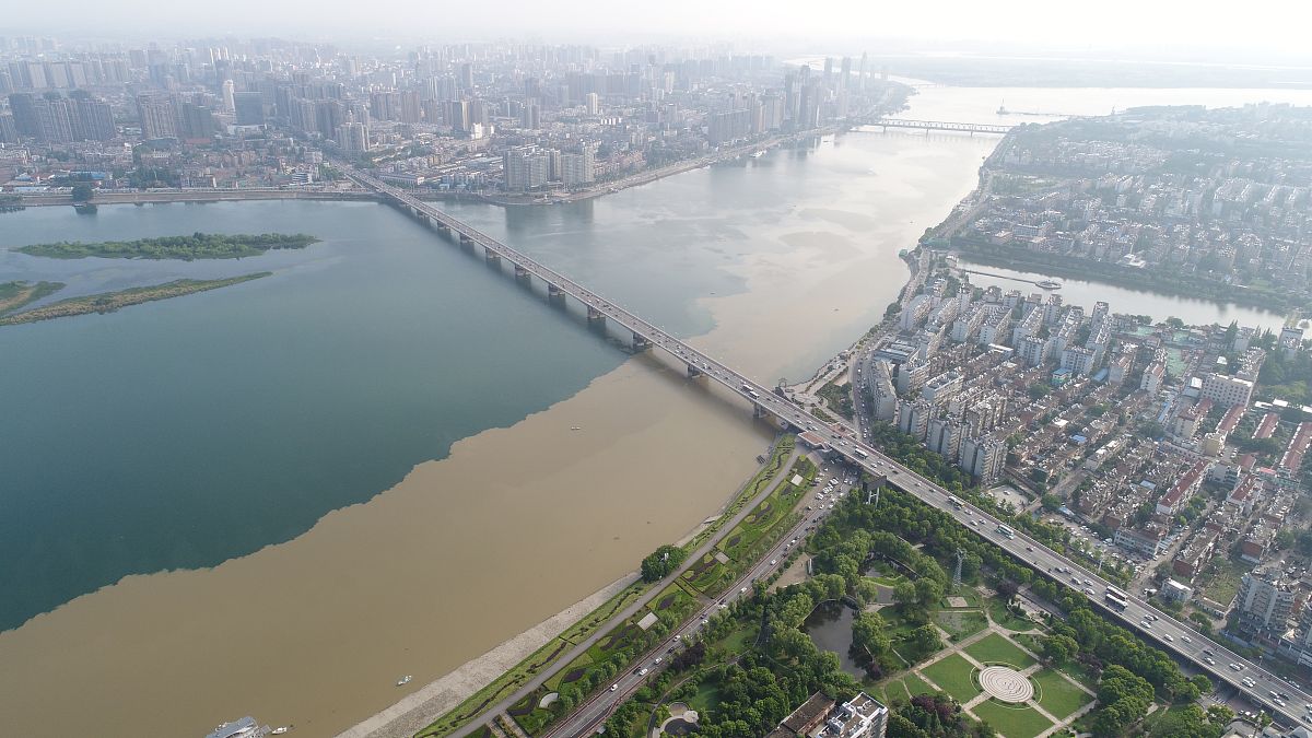 2018年5月7日,湖北省襄阳市,无人机航拍的汉江长虹大桥处泾渭分明的汉