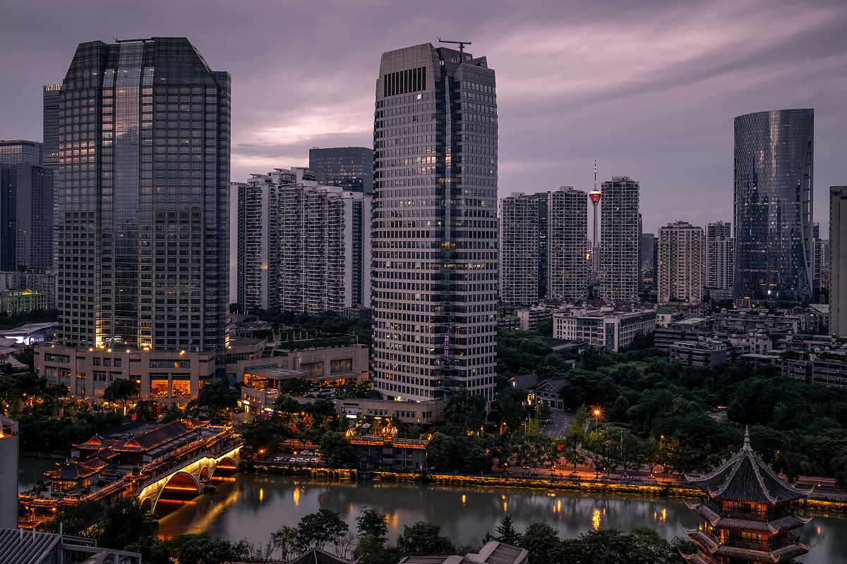 2021年6月28日,成都,航拍古老安顺桥夜景.