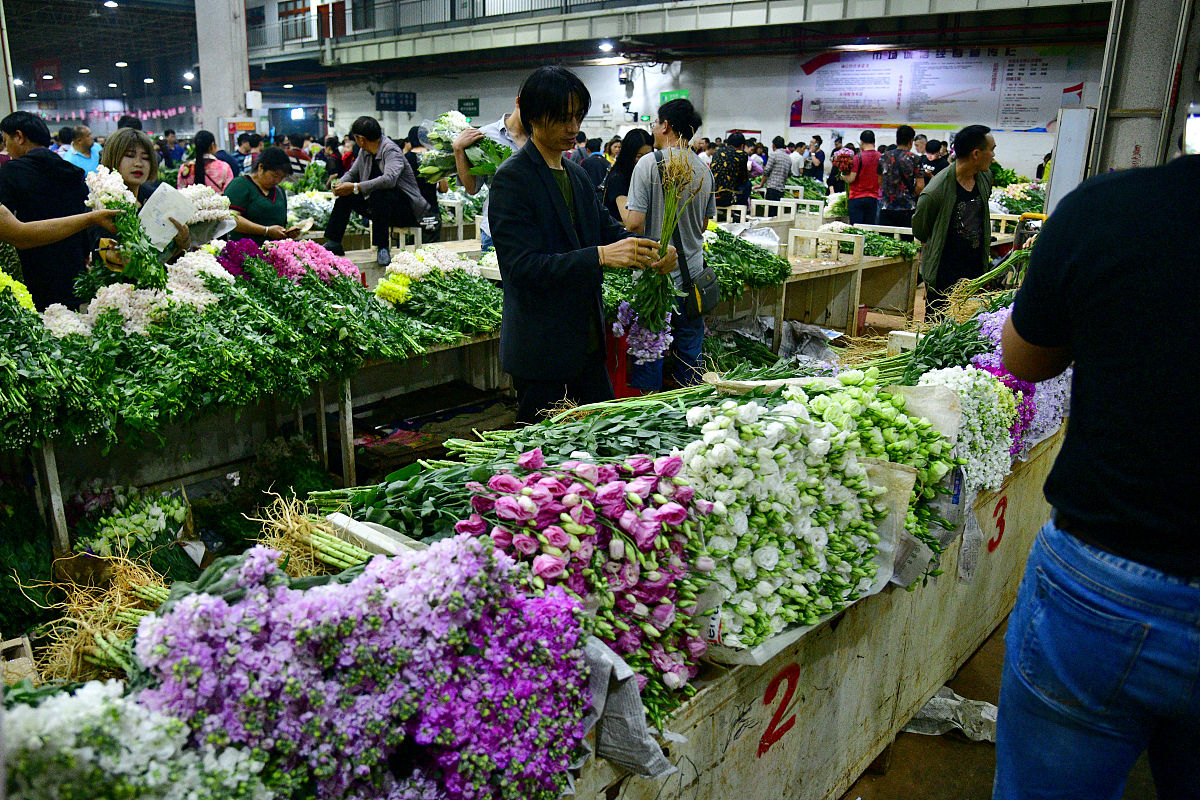 2019年5月29日,昆明,晚上九点半后,批发区域迎来大批进货商人.在销售