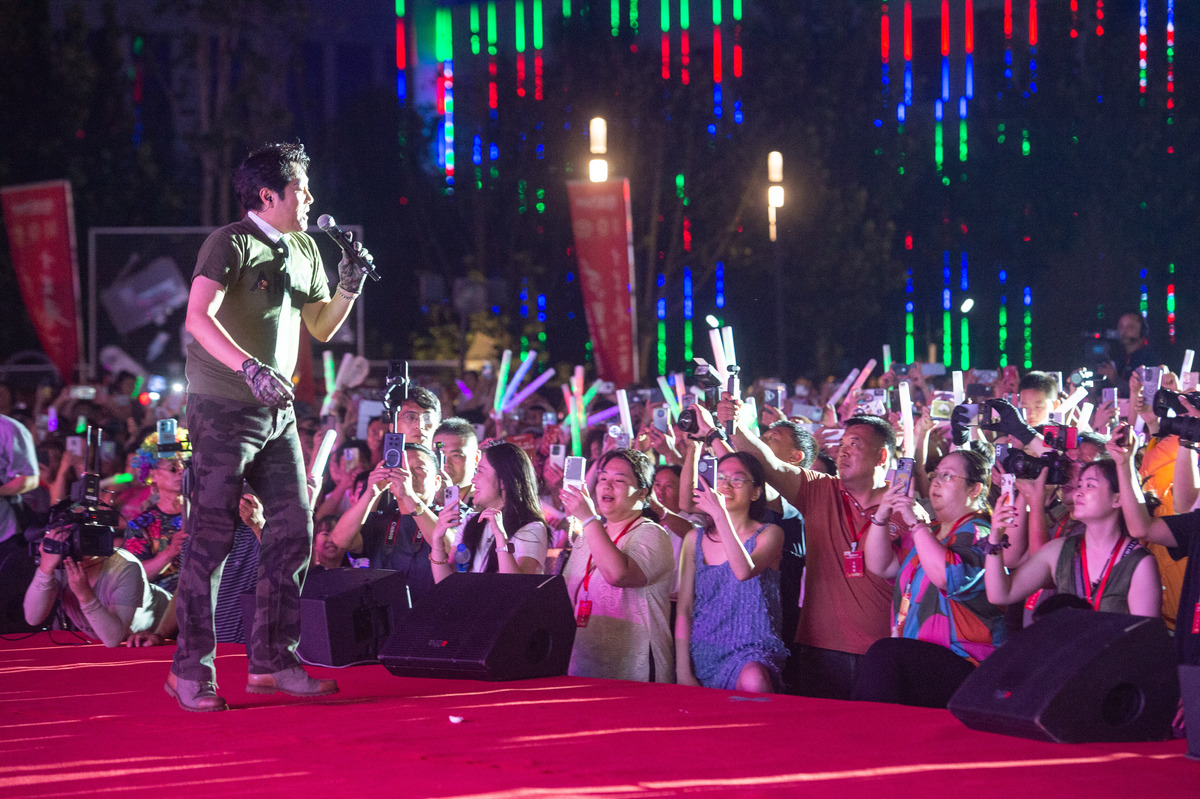 形容演出现场人多的语句