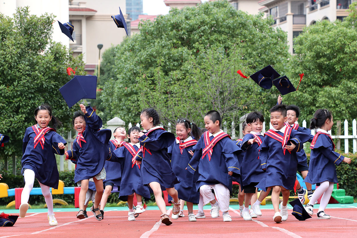 2020年6月22日,江西省抚州市东乡区幼儿园大班的小朋友在拍摄毕业照,