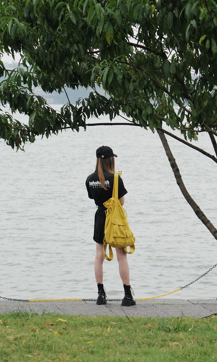 男子在西湖捞手机日入约一万