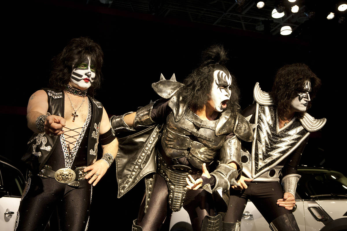 你是一个公关危机处理专业人员会怎么处理宝马mini的这次的冰激凌公关事件？