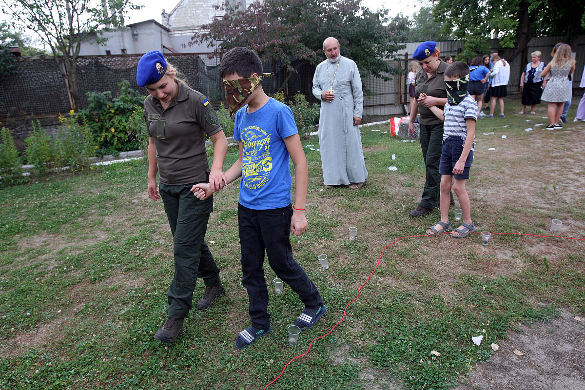 朋友说“我想在这个工作待几年，积累经验，增强自信”。我应该如何回答？