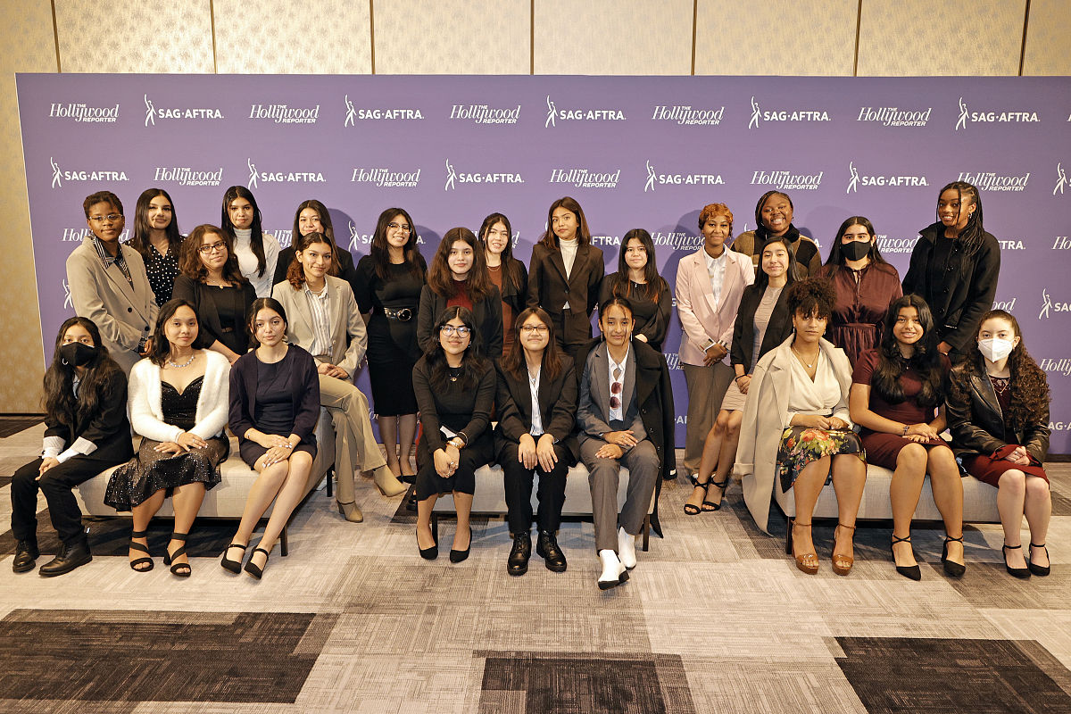请以Women leadership in China为题目写一篇250-300词的大学英语六级水平文章要求有具体事例和细节结构层次分明